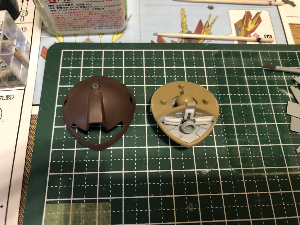 モノアイまわりはスクラッチでディティールアップ。モノアイはボールジョイントで可動するので表情付けできます。