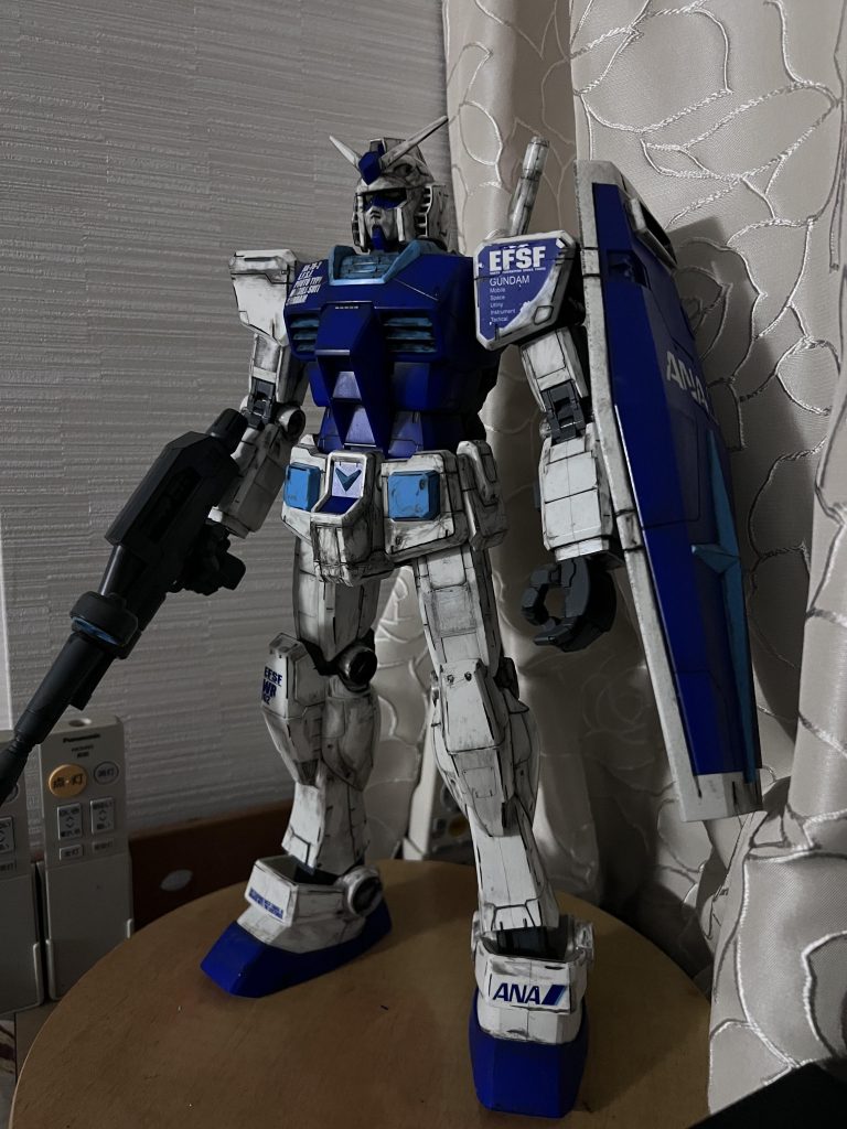 作品とは関係ないですが、実家の守り神です。以前は素組みだけで置いていたのですが、いろいろ外れてボロボロになっていたのを、親に修復を頼まれて修復しました。ついでにザクの汚しがいい感じだったので守り神も同じ感じで汚しました。