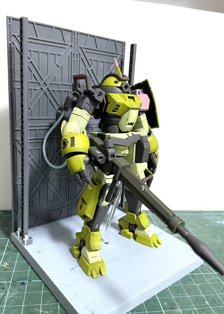 格納庫は背面ボードとクレーンアームをバンダイ製カスタマイズベースのパーツから製作床はプラ板