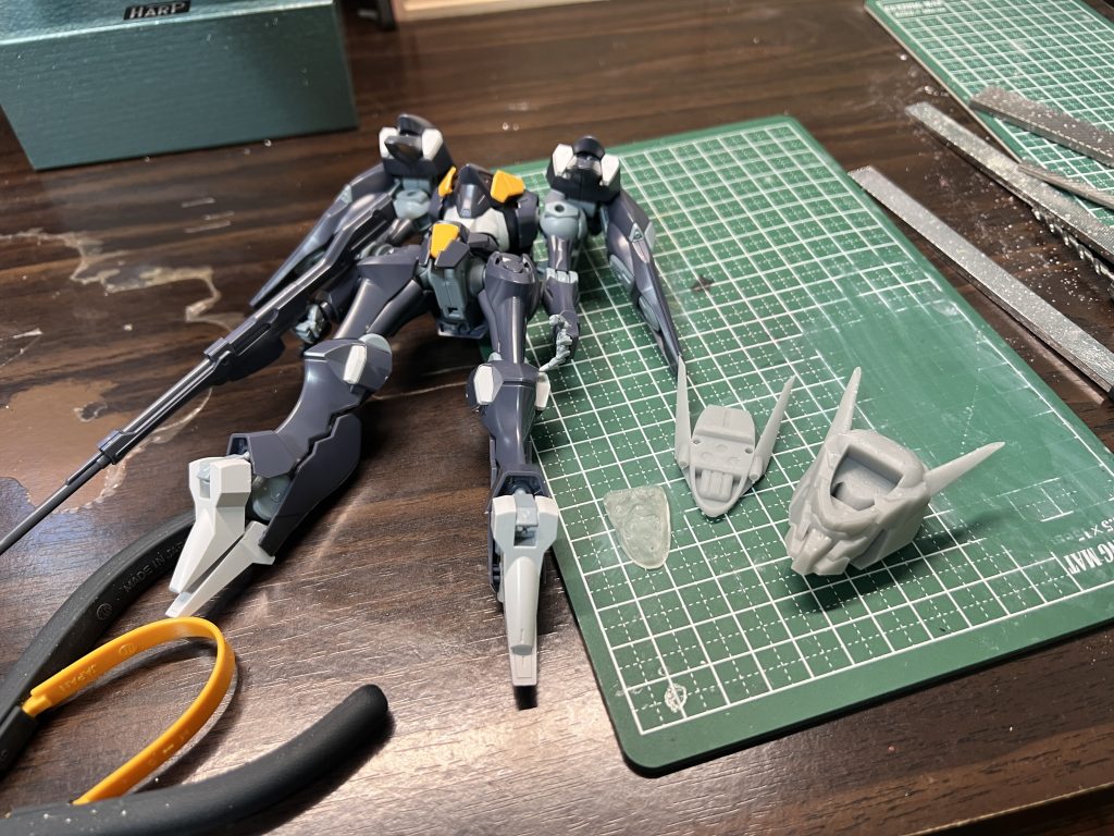 素組みしたHGと出力した頭部です、頭部パーツはツインアイ上から分割しています。そしてシェルユニットは透明レジンで別に出力しました。