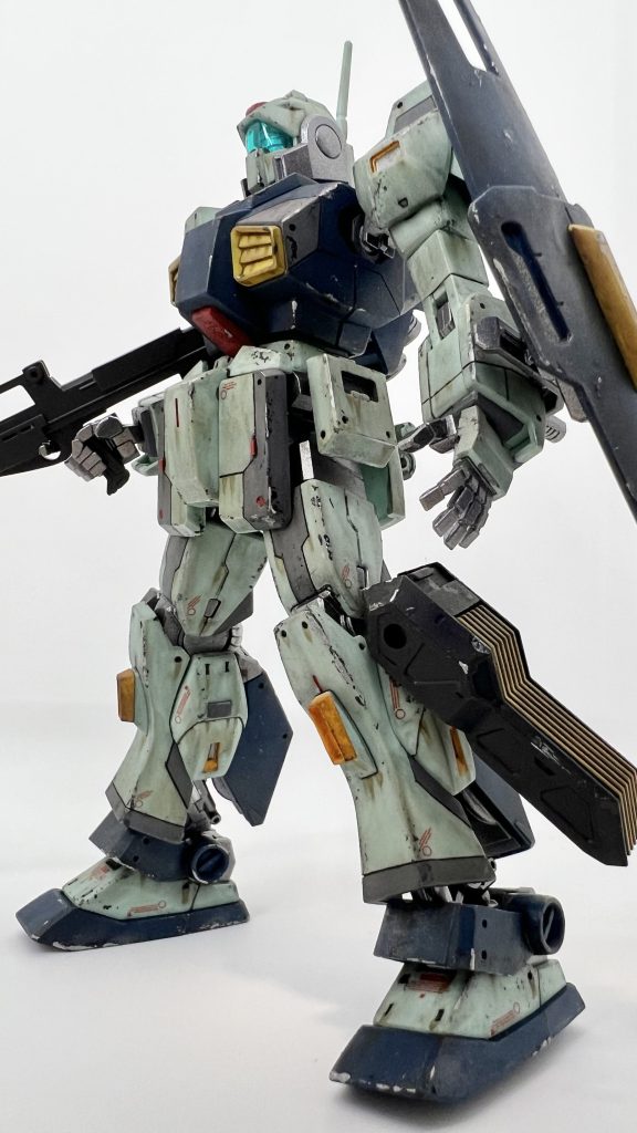 高機動型、ということでスネに固定式を一つ、ふくらはぎ横に着脱式を一つ。世界観違いますがターンエーやエアリアルのようなフィン型という脳内設定です。劇中の市街地や基地周辺の砂漠での拠点防衛を考えると長時間の飛行よりも小回りがきくジャンプやホバリングが有効そうだなと思い、脚部に増設、と至りました。