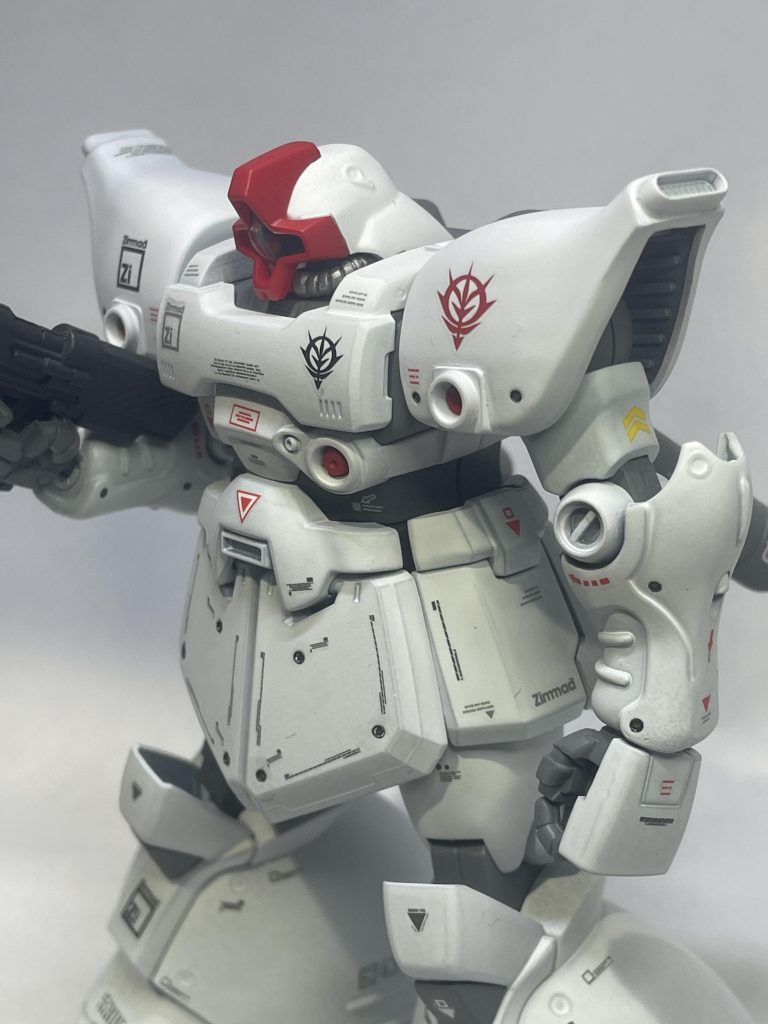 肩の合わせ目などはまだ簡単に消せるのですが凹凸あるダクトは難しいので別パーツを上に貼り付けてごまかしています。