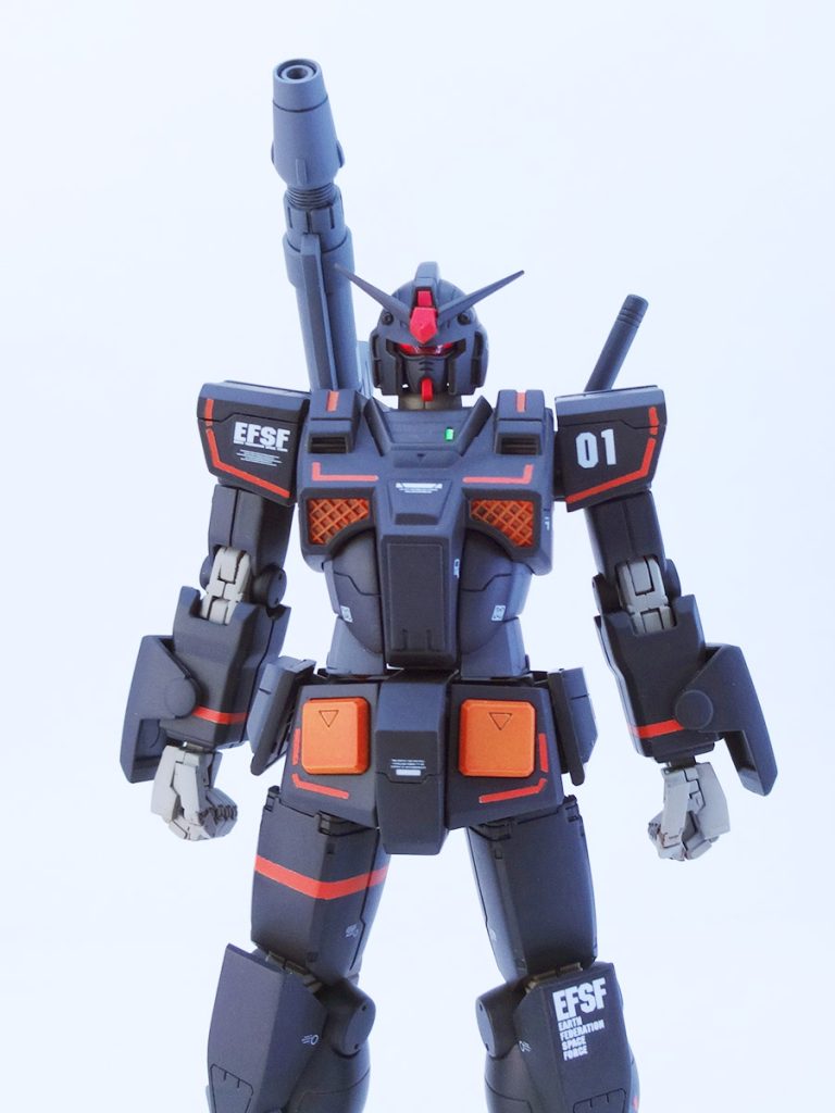 最初はバイザーが違和感ありましたが、慣れるとカッコ良くみえます(*^^*)他のMSDガンダムを作ったことがなかったので知らなかったのですが、頭部に合わせ目があってビックリしました笑