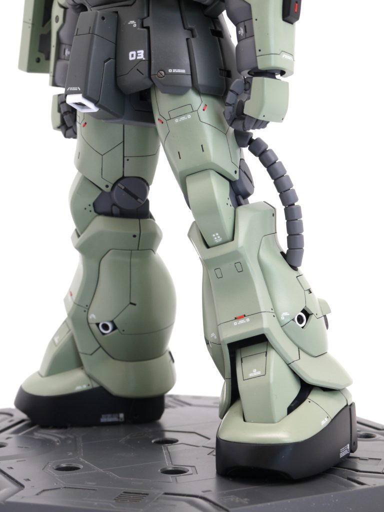 <脚>・股との接続ポリキャップを上に2.5mm移動して脚を延長・ヒザが曲がって見えるので干渉部をカットして、まっすぐに・ヒザまわりを形状変更、キットは出っ張り過ぎ&丸っこいので、フラットにして太ももとラインがつながるように。太ももとスネ側も形状変更。・ふくらはぎバーニアのカバーはフチを薄く加工・かかとフレームにスペーサーをかませて延長3mm 脚は合計8.5mm延長したことになります。・つま先をエポパテで形状変更