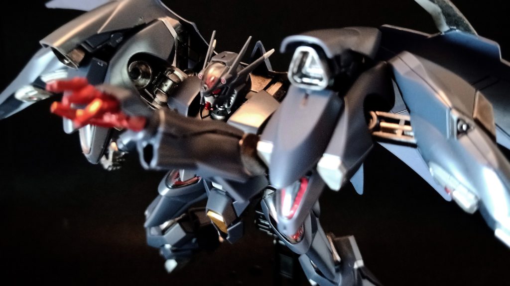 :フェイスマスクが外れ、ガンビット-コラキのコアと左手が赤くなると、危険信号のようです。……もはやこちらの戦意を喪失させる為、意図的にこの情報がリークされたとまで考えられますね。<<EMERGENCY>><<EMERGENCY>>……ッ……この振動っ……何事ですか?電源が切れて…予備電力はどうなってるんです?「至近距離に熱源反応あり!避けられません!!」これはー……っ