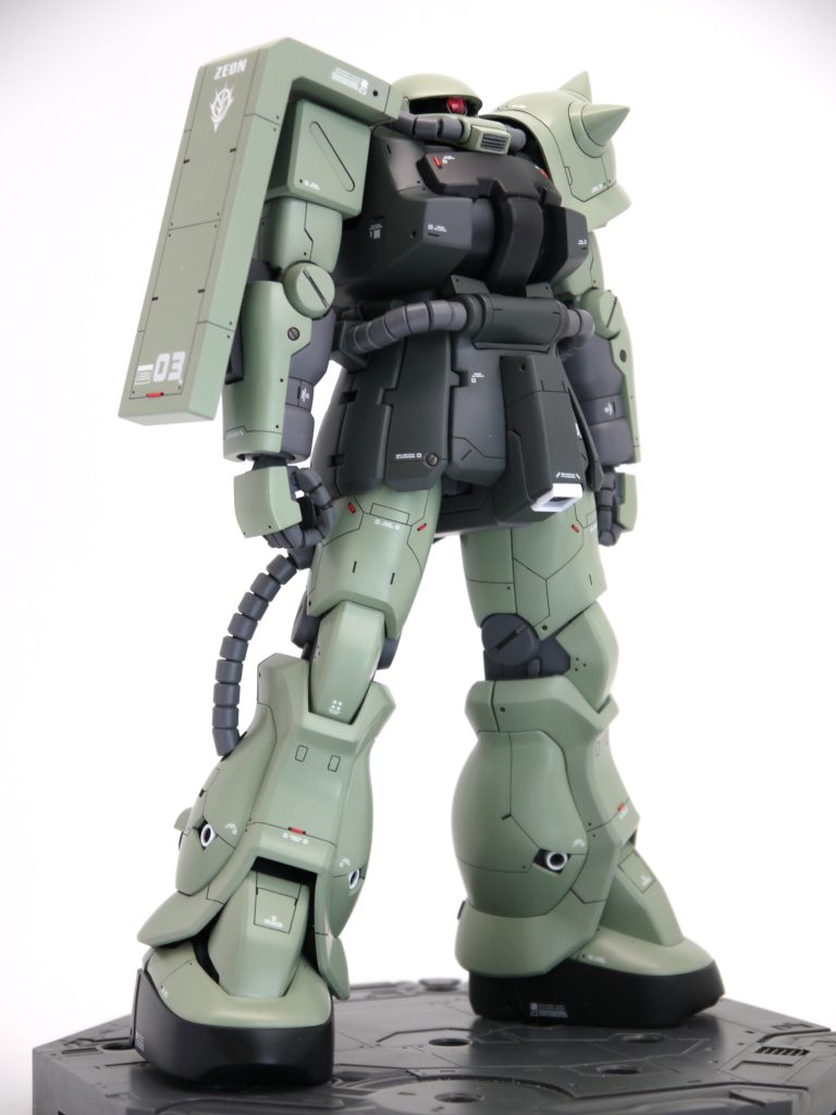 あおりの立ち姿。カトキ版らしい、スラッとした脚になったと思います。各部の配色はモデグラのセンチネル0079時の作例をベースにしました。ただし、ランドセルだけグリーンではなくグレーにしています。彩度をかなり下げましたが、ちょっとおとなし過ぎましたかね。