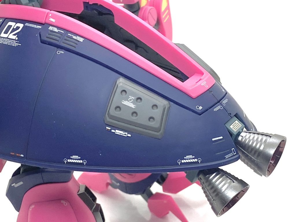 お尻の部分はバーニアもあるのでデカールをかなり貼り、精密感を出しています。