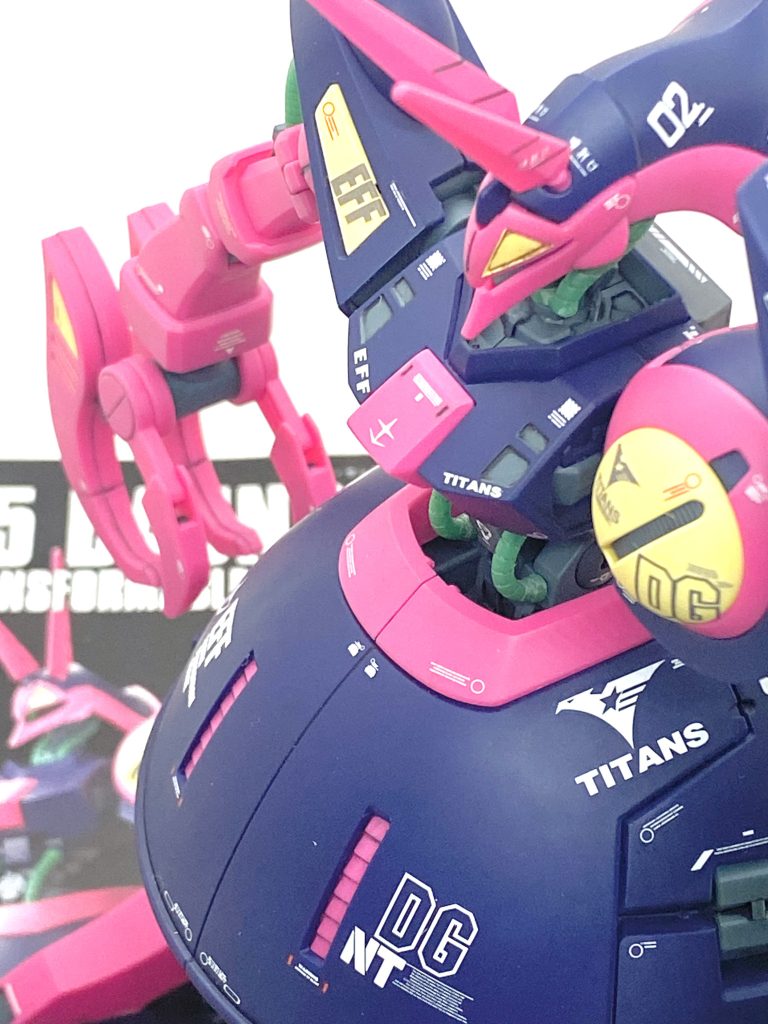 最後は説明書と。かなり複雑なデザインのバウンド・ドックなのですが最新キットに近いだけあり、合わせ目消しなんかはかなり楽が出来ました。ですが大きいキットはΞガンダム以来で仕上げのつや消しクリアーを吹く際に結構大きめな埃が付いてしまう事が多く、それを取る為に乾いてからペーパー掛けて、更にコンパウントを掛けて段差を消すので大変手間が掛かり、全て塗り終わるのに8時間以上も掛かってしまいました。ですが・・・マーキングも参考に出来るイラストがあり、そのおかげでかなりカトキ風のバウンド・ドックになったと思います。デカールをかなり貼ってますから変形させると必ず剝げるから今回も変形は無しですが(汗)、MS形態もMA形態も素晴らしいプロポーションなのでZガンダムが好きな方は買って損は無いと思います。ご覧して頂きありがとうございました。