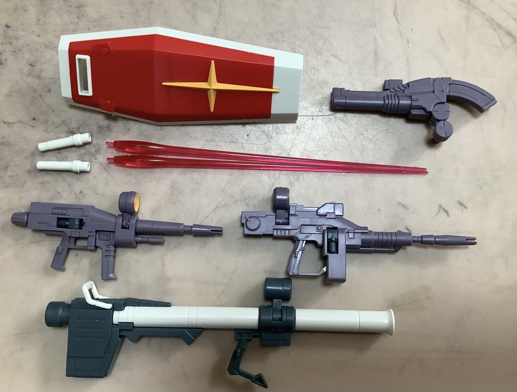 これは全武装。バズーカ、ビームライフル、ビームライフル初期型はスコープが左右に可動。尚、ビームライフルは腰部のジョイントにマウント可能。