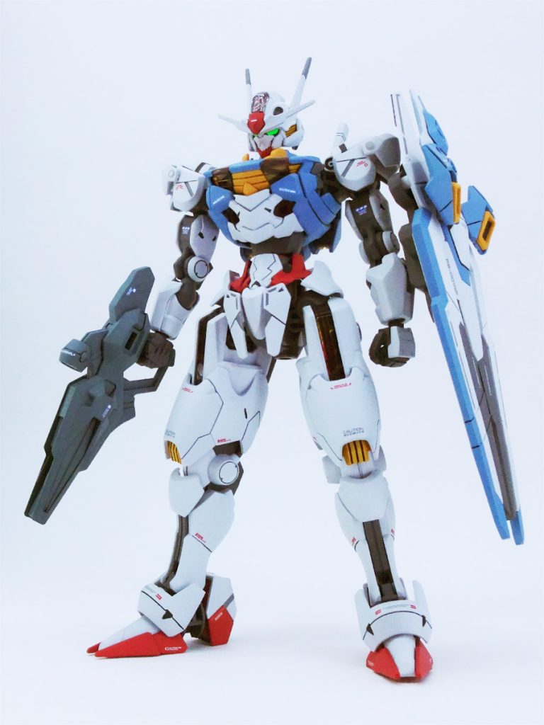 やっとキットが入手できたので制作してみたのですが、バンダイさんの技術力には驚かされるばかりです…。機体デザインも、宇宙世紀のAE社製MSとは一線を画すデザインで個人的に好きです(*‘∀‘)