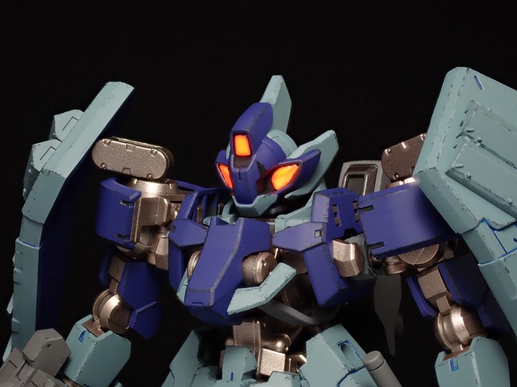 カメラアイは蛍光塗料で塗っているのでブラックライトに反応します。