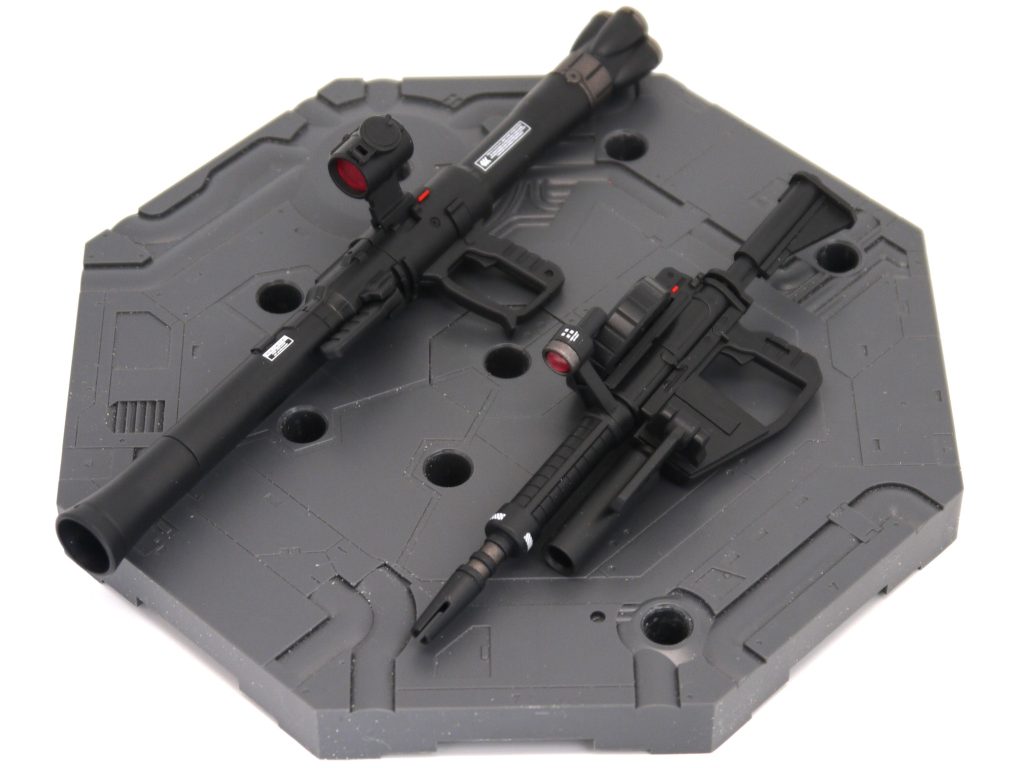 <バズーカ>・合わせ目を消して全塗装<マシンガン>・Ver. 2.0のものをベースに改造 保持できるように指側に板を接着してあります。持っていない時はまる見えです。いずれも、スコープのクリアパーツは裏面をシルバーで塗装し、表面をクリアレッドで塗装しました。