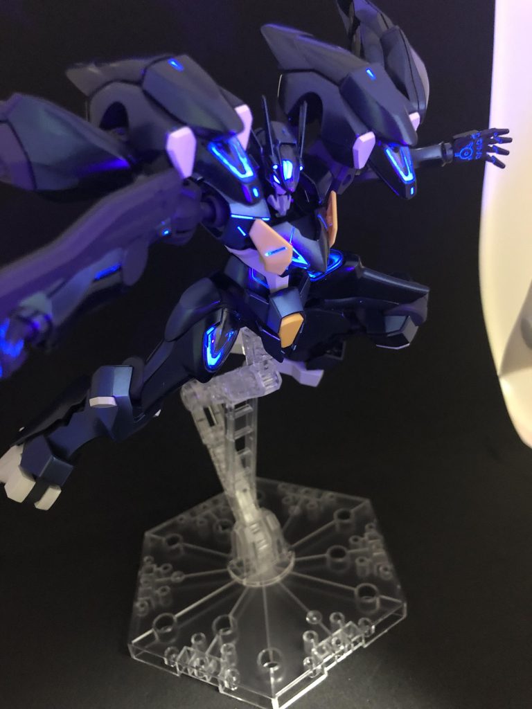 射撃ポーズ。しかし銃は長すぎて映らないんだなこれが。