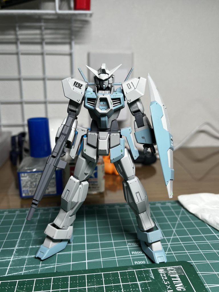 墨入れ、部分塗装を終えデカール貼りの途中画像となります。(このあとつや消しトップコートを吹いて完成となります)