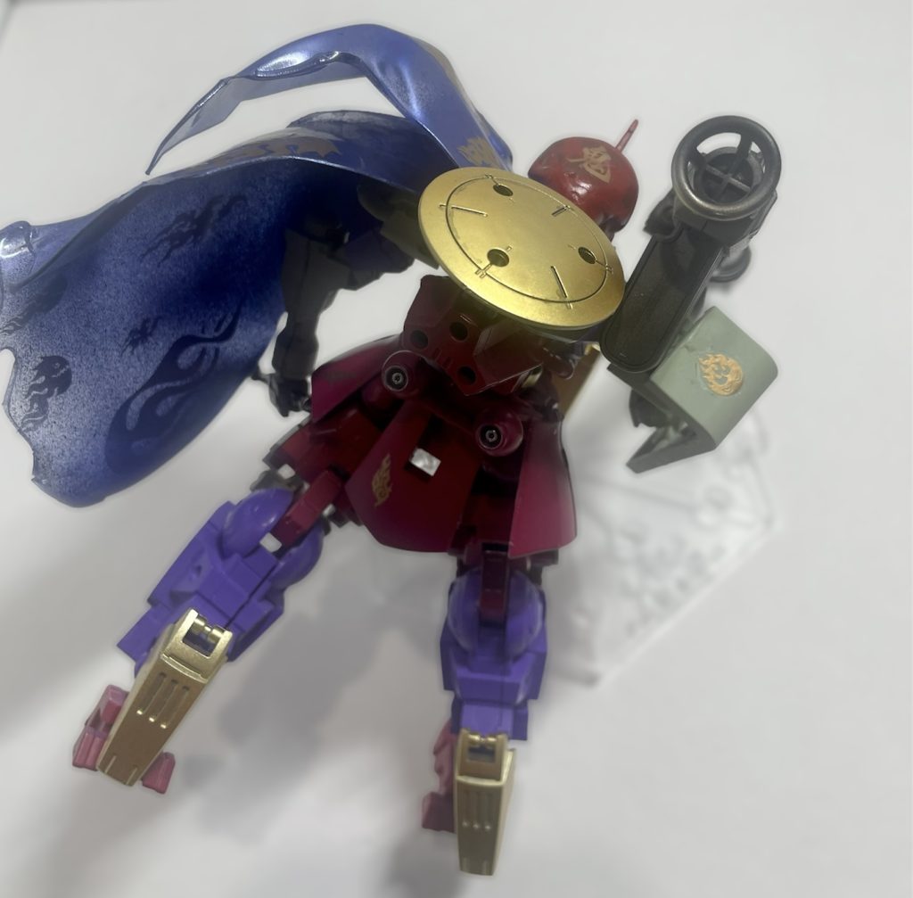 背部レーダードームはミノフスキー粒子散布下に於いても半径100キロの索敵を可能とし、有視界索敵以上の能力を有している。