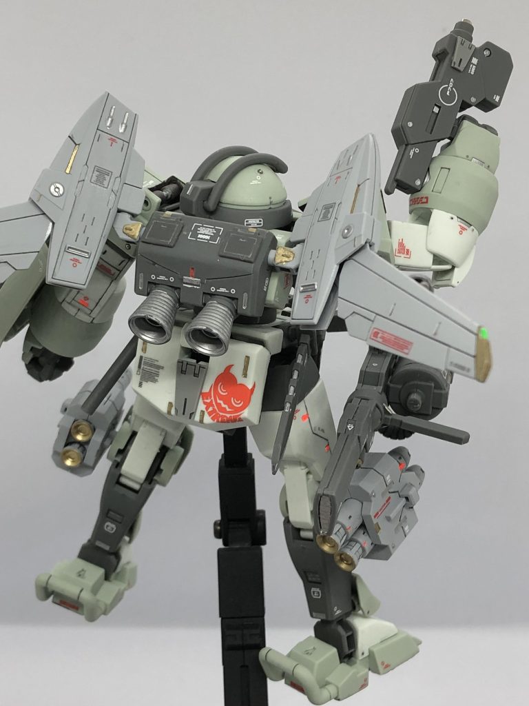 背面から。赤色のデカールを多く使いましたが、少しクド過ぎました。グレーの方がこの機体には合っているような気がしますね。