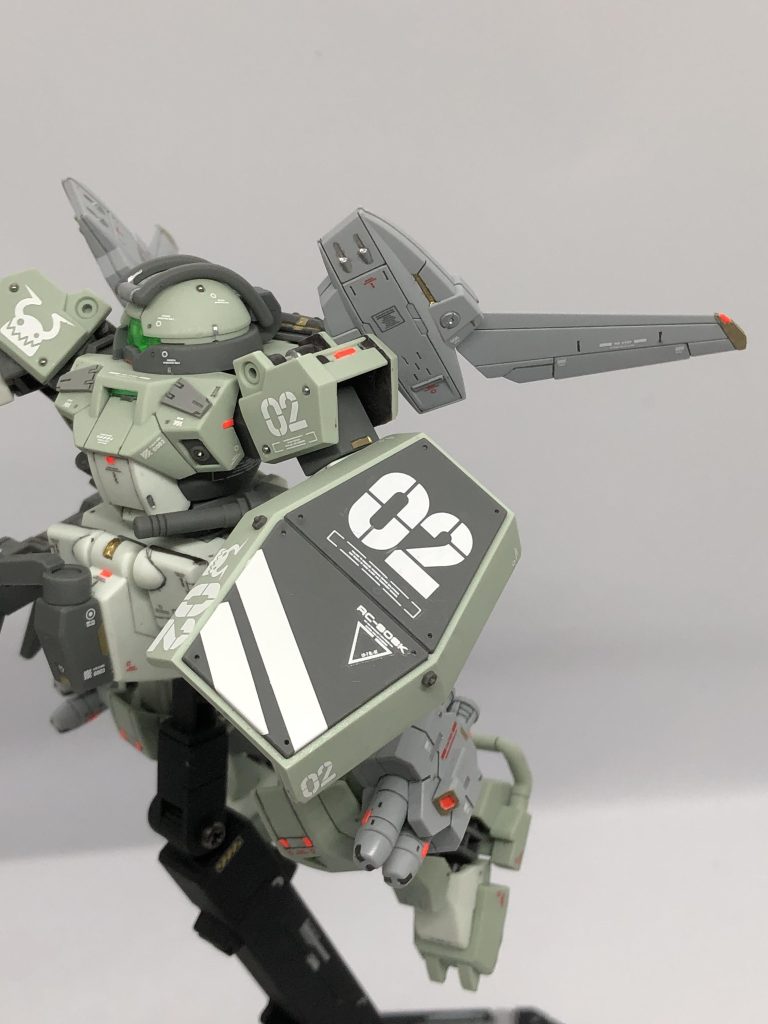 今回のお気に入りポイントであるシールド。ハセガワの曲面追従シートのホワイトでラインディテールにしています。かなりカッコよく仕上がったかと。