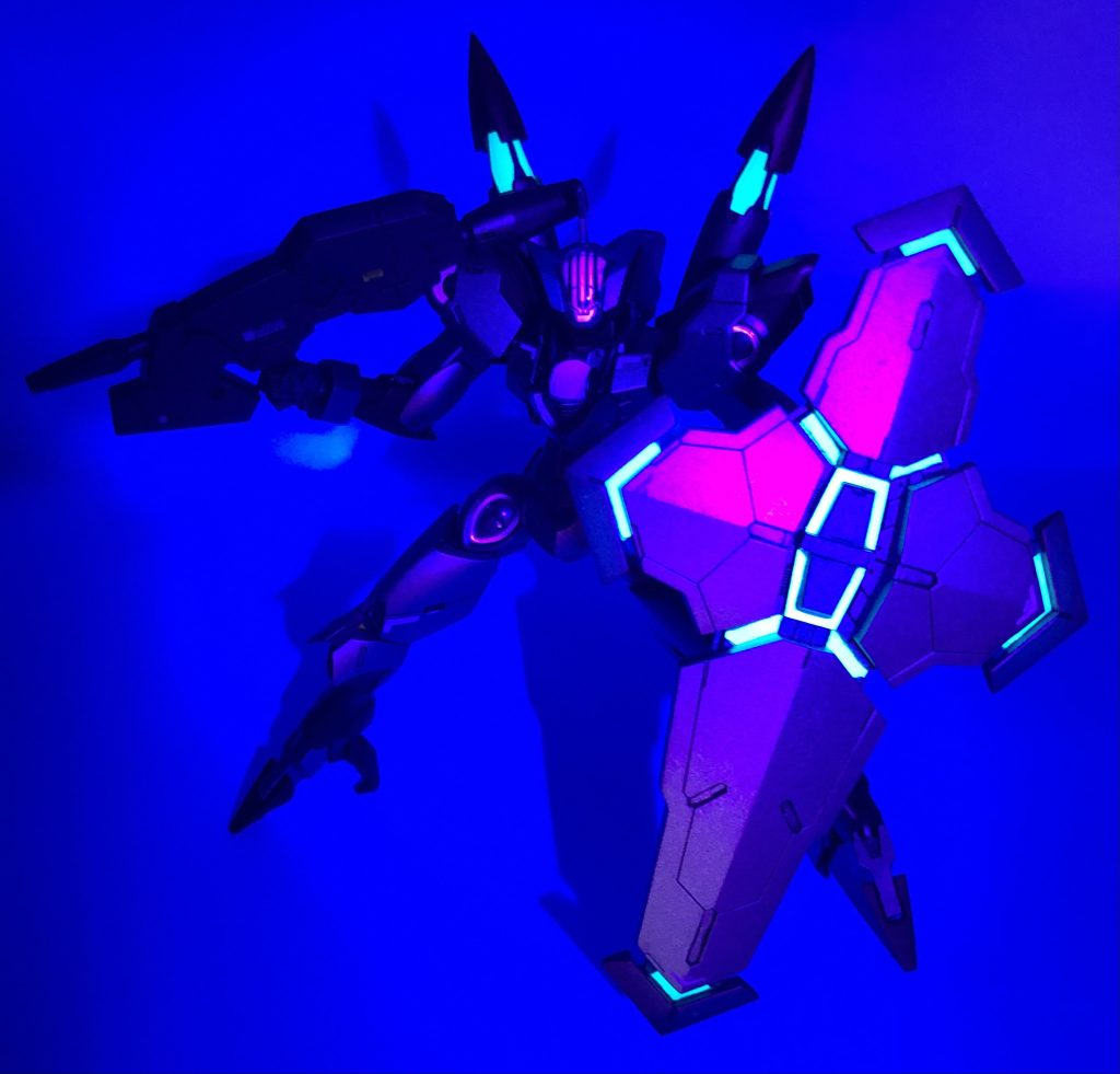 コレはやらずにはいられなかったです😅💦蛍光塗料で色々ビコーン✨