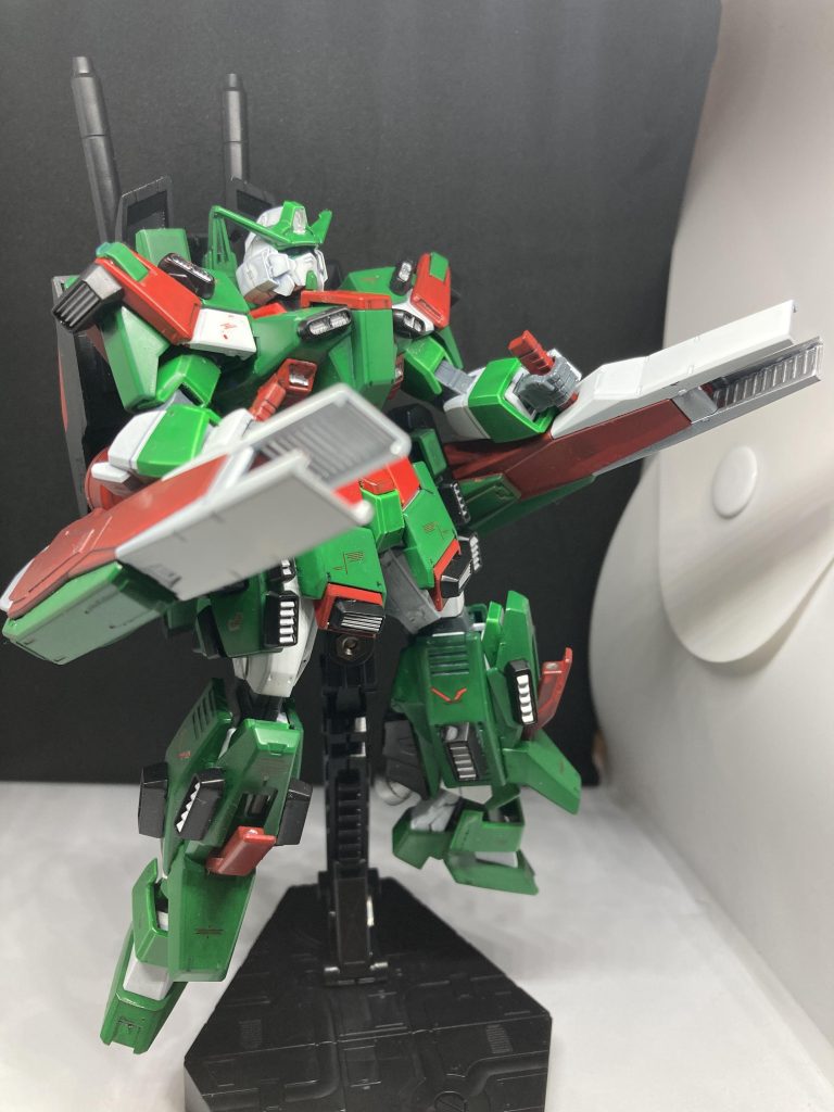 グラストロランチャーは元のまま前方へスイングし、銃身からのグリップで構えられる。