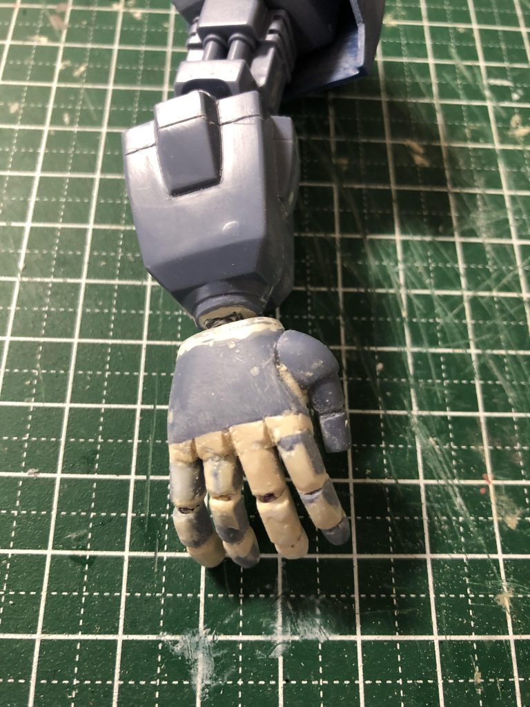 指関節を稼働させる為、各節ごとにカットしましたが、どの指の節か分からなくなり、完成した指は長さと太さに違和感あります。