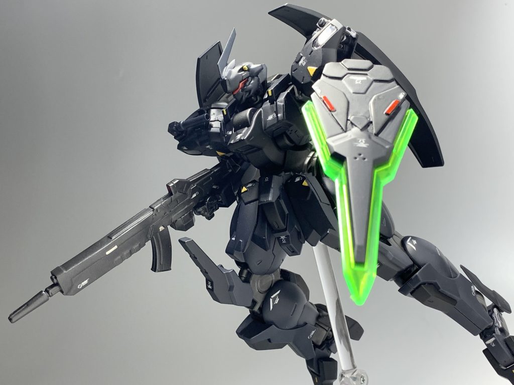 ランス・アンビカーダリルバルデの肩部に搭載されていたシールド「アンビカー」を発展させたシールド。メイン防御兵装として使用するにあたって強度や取り回し性を向上させたモデルである。またビームランスとして使用できる機能が追加されており、癖が強く扱いが難しいビームジャベリンに変わるメイン近接兵装としての役割も兼ね備えている。