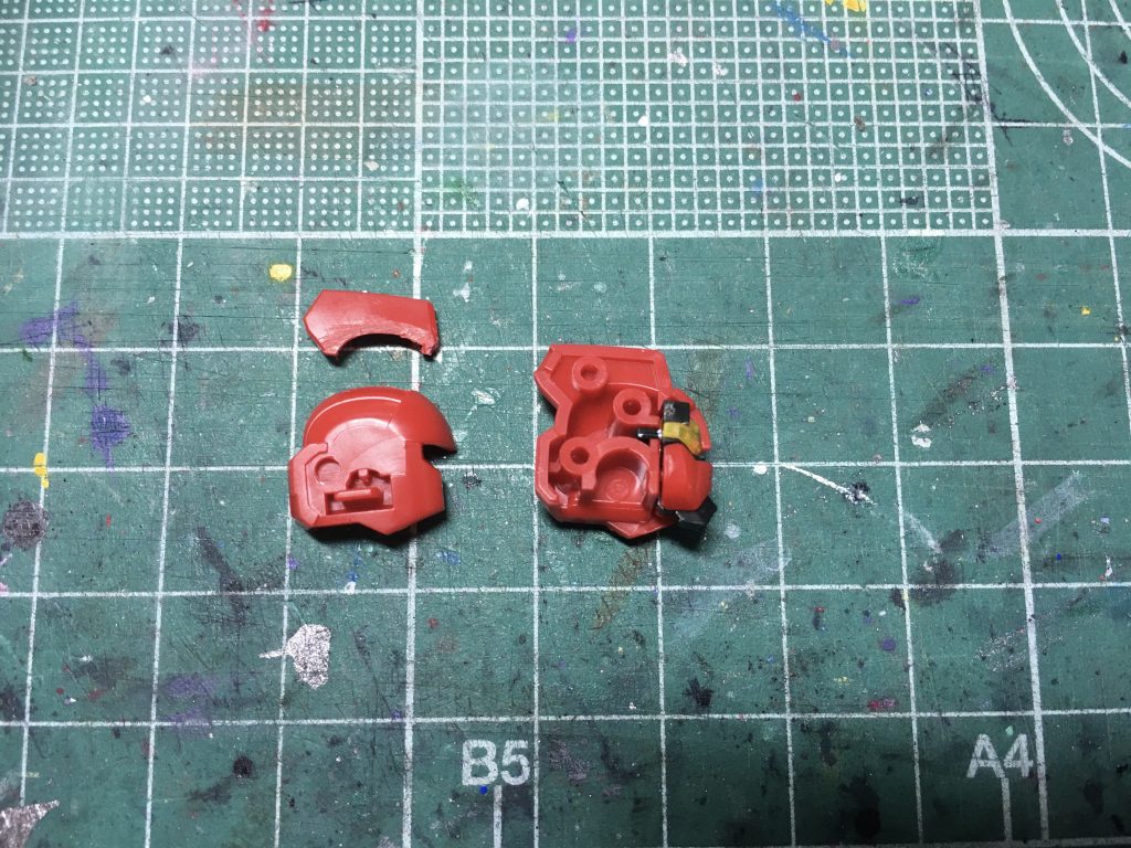 　3体セットで製作が大変なので、工作はポイントを絞って。トサカ部分に合わせ目が来るので、エッチングソーで右側頭部からトサカを切り離して接着。フェイスの後ハメができるようにしました。