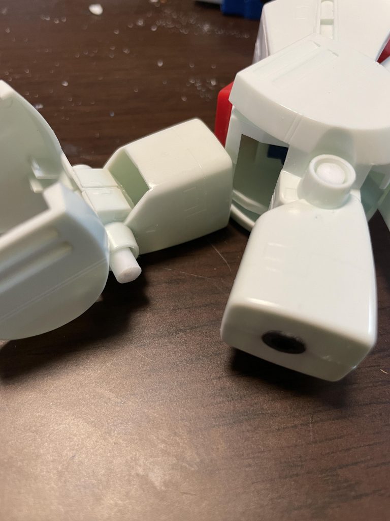 肘や膝はプラ棒で後ハメ加工。