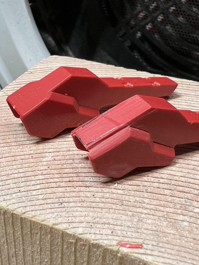 膝パーツは別パーツに見えるよう彫り込んで削って