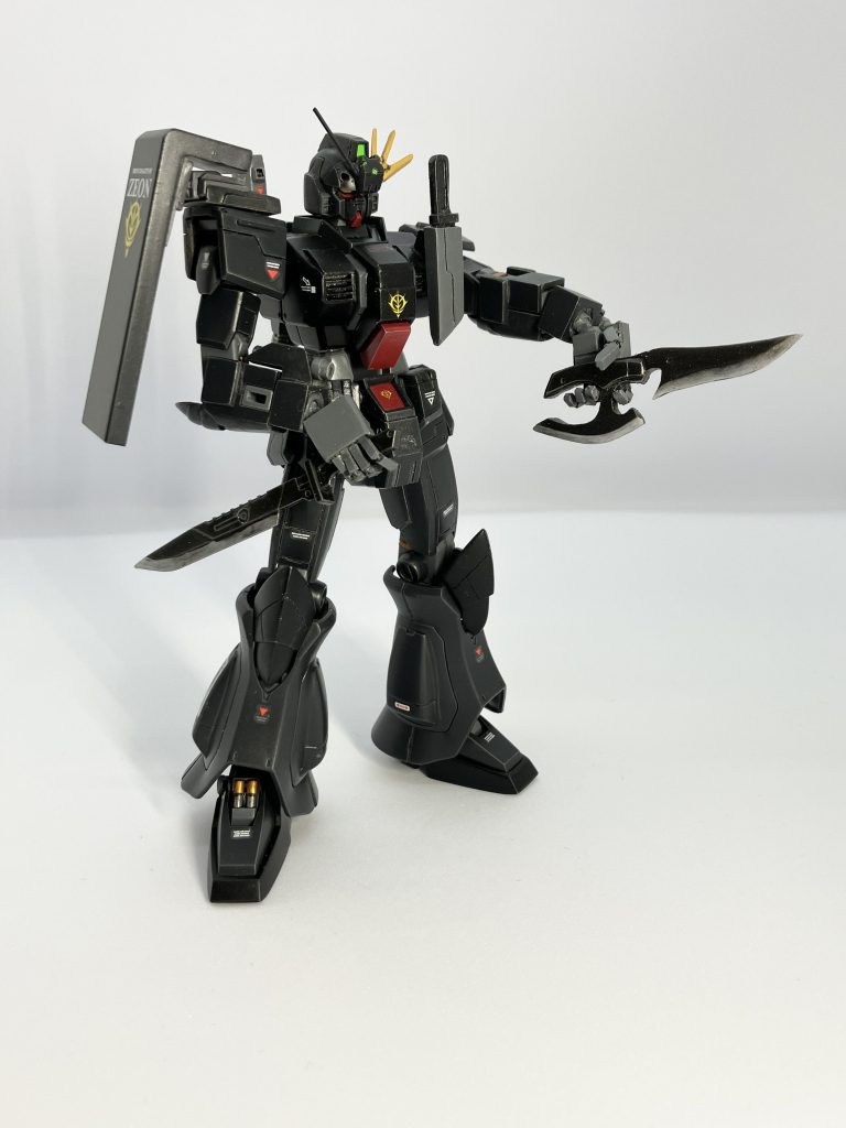 ナイフを装備。今回ナイフをカッコ良く持たせるべく可動指を制作した他、通常と違う方向に手首が倒れるようにしました。マシンガンを構える時にも便利です。 