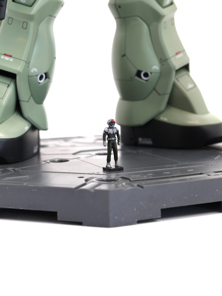 <パイロット>・安定して立つように台座を作製して接着し、塗装&トップコート※コクピット内部のパイロットはつくっていません。