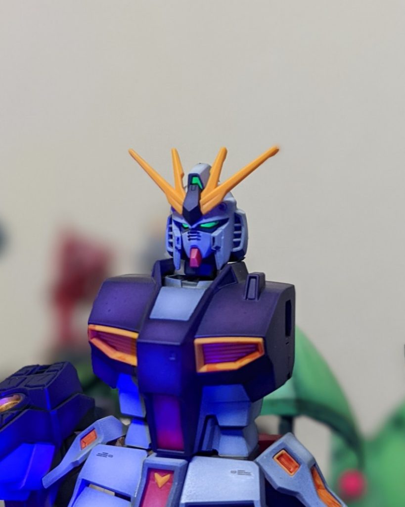 アイは蛍光グリーンで塗ってます。