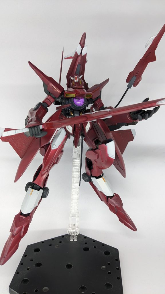 得物は見ての通りGNバスターソード取り回しは非常に悪いが、機体のパワーとバスターソード本体の重量からくる威力は絶大...腕がファングコンテナと干渉する、肩のポリキャップが抜けやすいといった理由で、腕がめちゃくちゃポロリします...