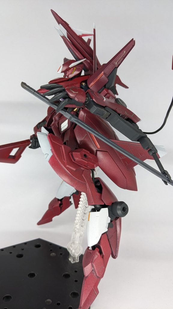 太刀はバックパック左側にマウントされており、サブアームを使うことで抜刀の動作をすることなく、瞬時に使用することができる