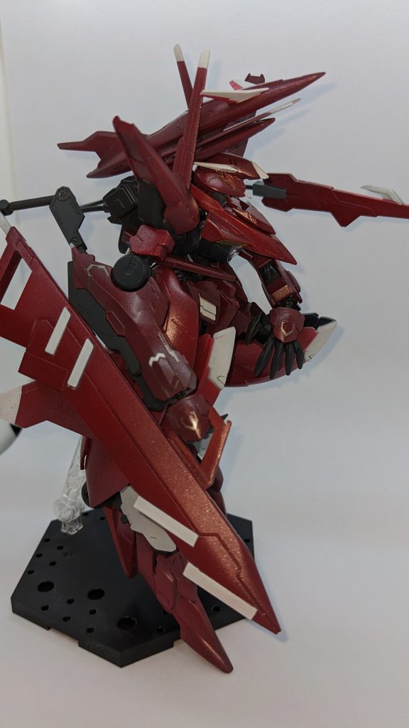 バスターソードは右腕にマウントされるサブアームが無ければまともに保持できないまた、バックパックには至近距離で独立して自衛行動を行うテイルブレードと、脱出ポッド兼ブースターのコア・ファイター、太刀が装備されている