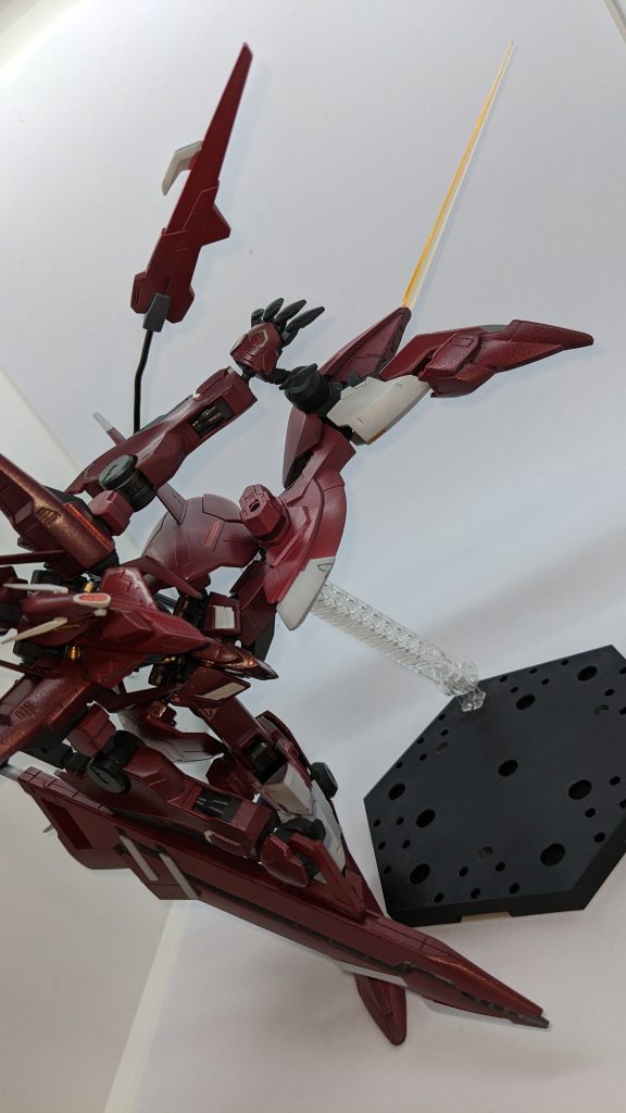 足には踵部ビームサーベルと高周波ブレードが装備されている...足は特にオリジナリティが強い部分です。本来つま先にくるものを踵にしているので接地性はお察しです...