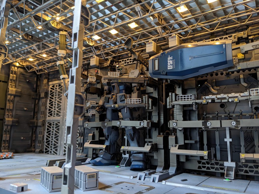 奥の壱番格納庫と合わせると約60センチの幅になるので、分離してそれぞれ単体での展示も可能です。