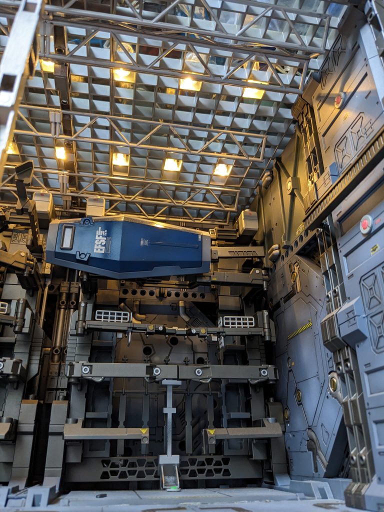 右側の壁とハンガーの裏にバンダイのアクションベース1を3枚使用しています。ディテール密度がwaveのhハンガーとピッタリでした。