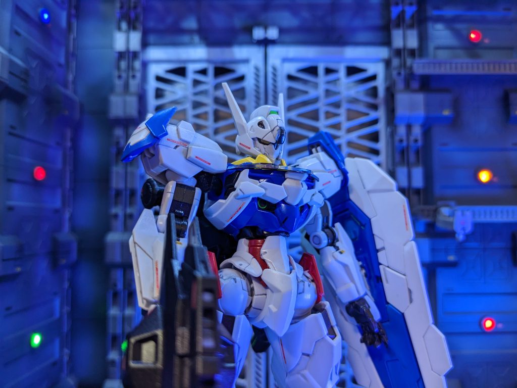 上半身アップ。目はゴールド塗装。緑カメラ部は質感が良いので付属シールを使用。