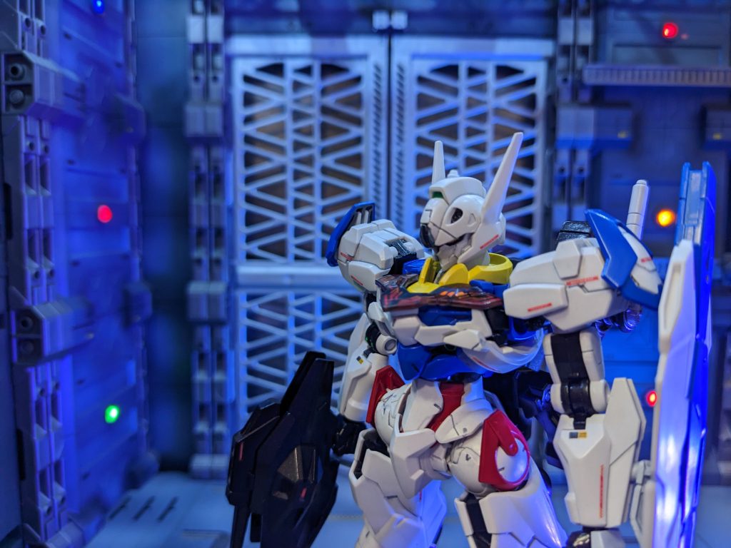 ピンクのイメージが強いルブリスですが、トリコロールにするとエアリアルのプロトタイプ機体の雰囲気がします。