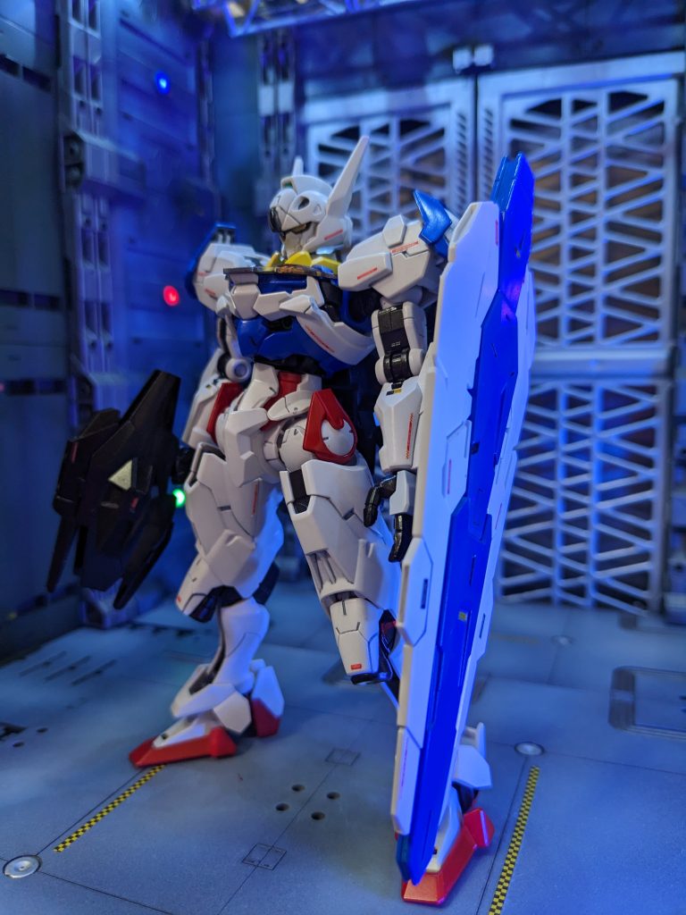 スミ入れは白部はライトグレー。青部はフラットブラックと基本に。