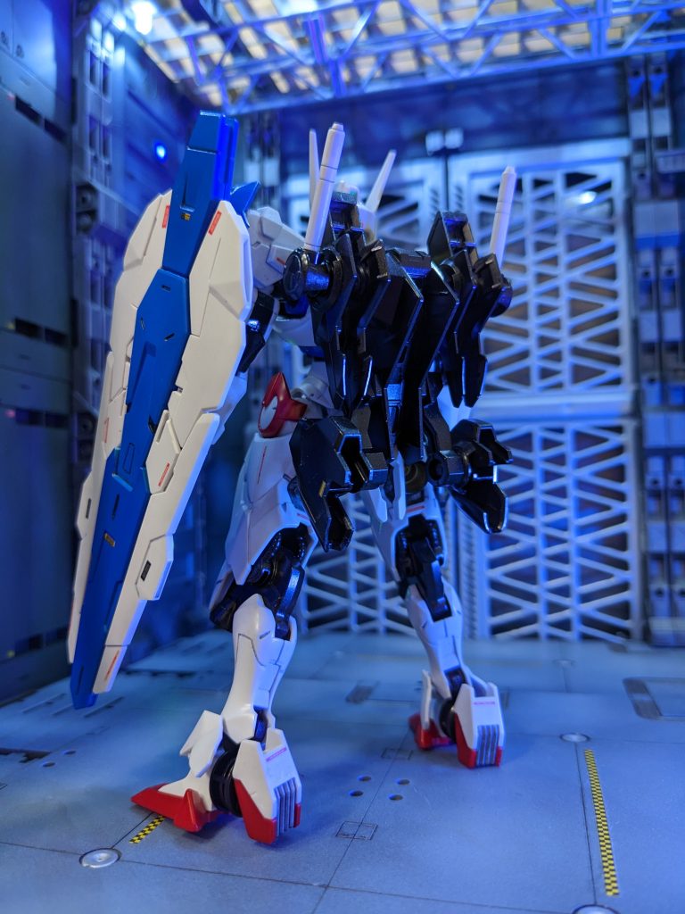 バックショット。全体はエアブラシ塗装。バーニア内部は筆にてゴールド塗装。その他の細部もシルバー等で筆塗装。