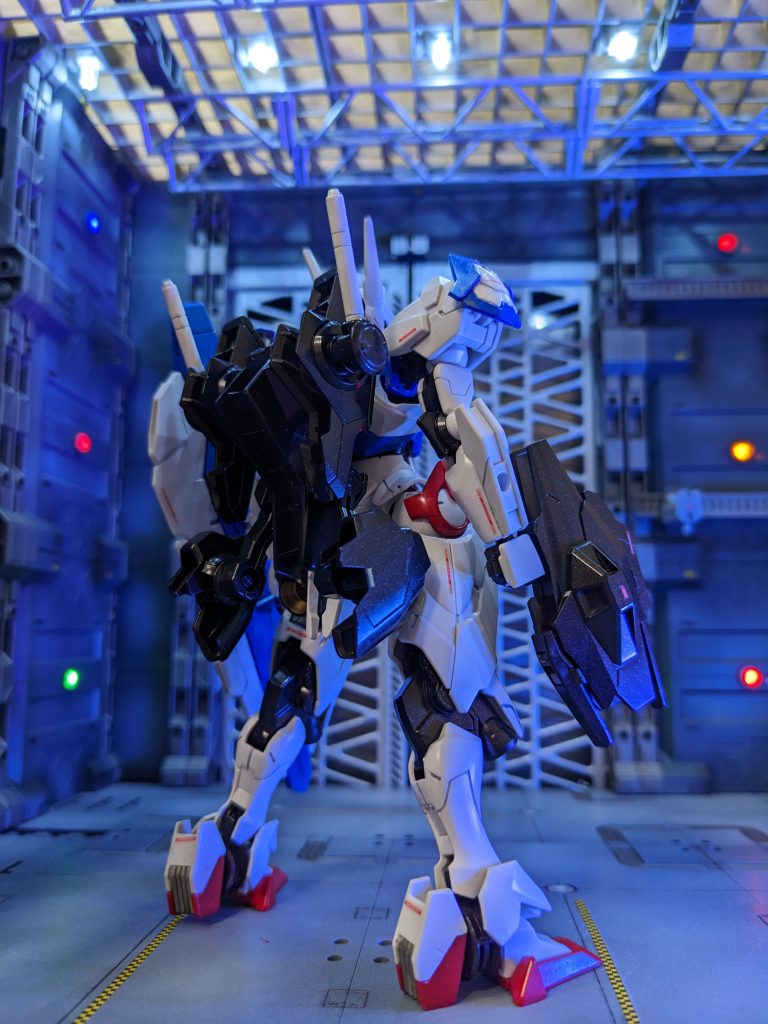 バックショット2。装甲部は基本的につや消しで整えていますが、ランドセルとライフルは質感を変えるためメタルブラックにしました。