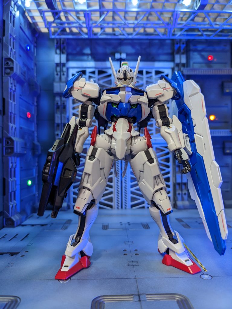 正面図。プロト機体をイメージしてライン状のコーションマークを多数添付しています。マークの余白は目立つので、全てカット。