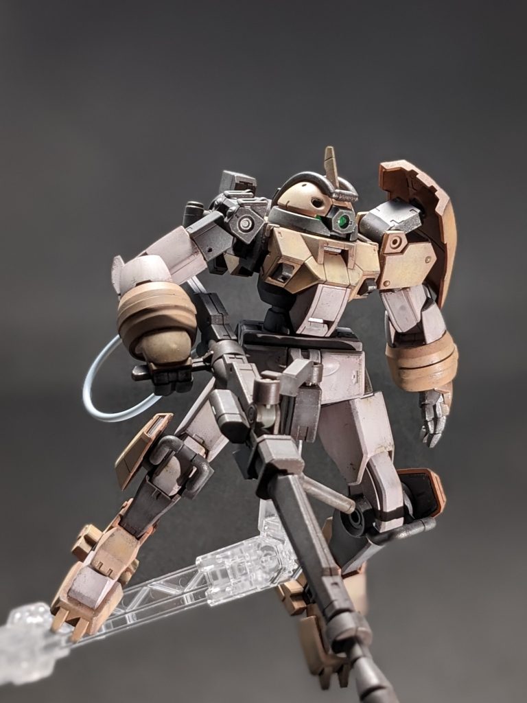 塗装はラッカーでグラデーション塗装後、アクリル塗料でウェザリング。プラが柔らかく怖いのでエナメルは使いませんでした。