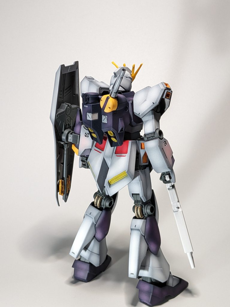 EGぐらいのパーツ数の方が塗装は楽しめるし早く完成させる事も可能なので良いキットだと思います。ポージングできないのが不満ですが素立ちでここまでキマってるなら問題ないです。