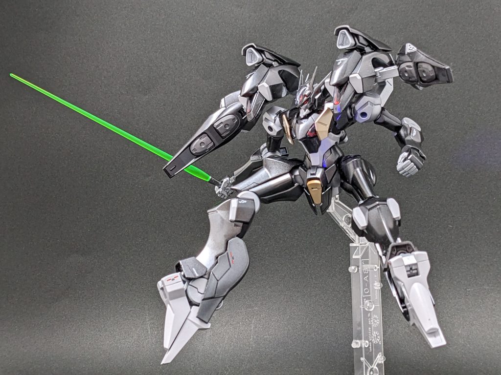 メインの塗装はガンメタにクリアブラックを2回塗装しました！スジボリや、プラ板工作もやっていますレッドの部分はUVライトで光ります！！      