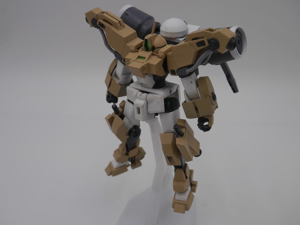 あとから知りましたが、膝脇のブースターの部分の円柱状の物体はビームサーベルだそうな。もちろん私のデミバは引き出せませんw