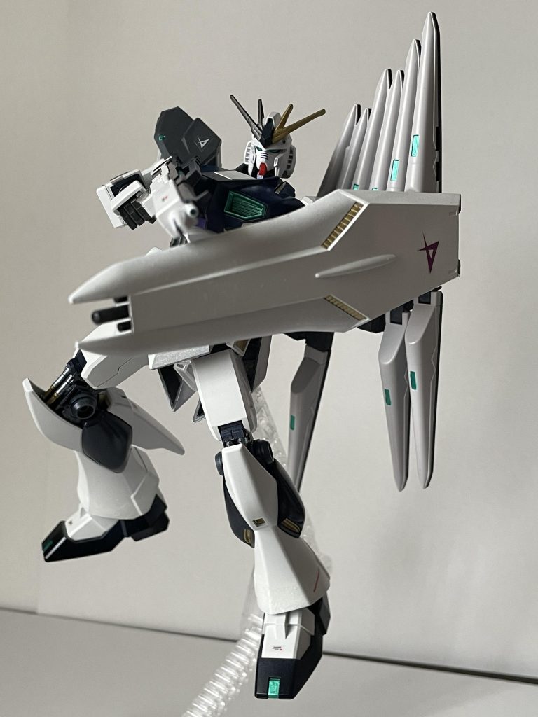 本物(?)のフェイクνガンダムにはないシールド装備して。シールドがあると一気に本家感が出ますね!