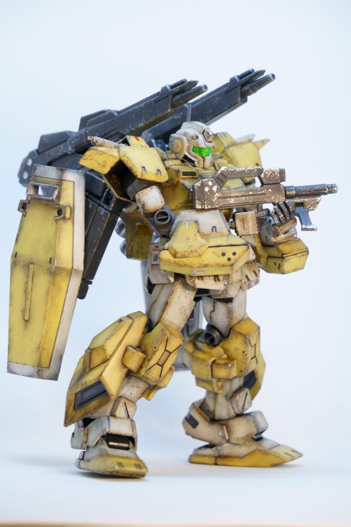 ビームマシンガンはやり過ぎてるけど、背の大型ライフルとか武装の剥げた感じが好き。素組みで飾ってた時より、来客が「おっ」って目に止めてくれるのが嬉しかった。
