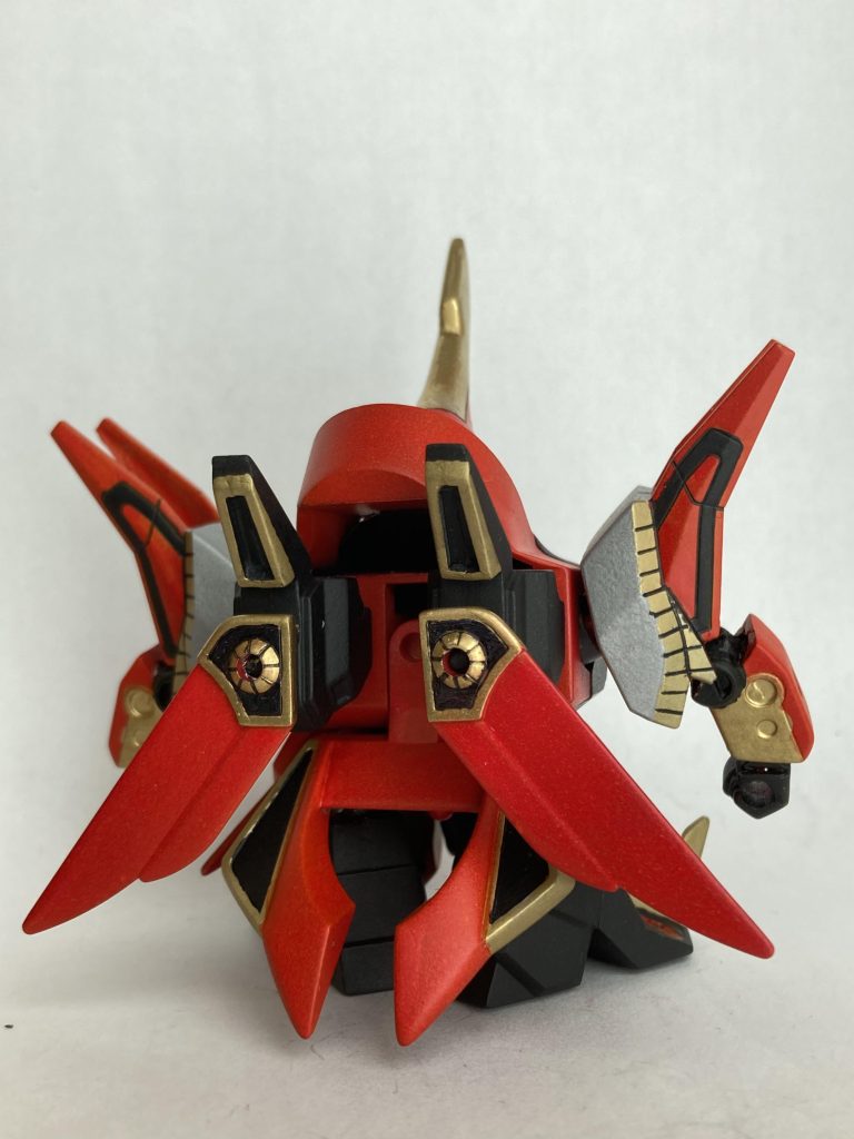 龍将。肘を曲げたポーズが取れるように、肘関節にボールジョイントを使用。